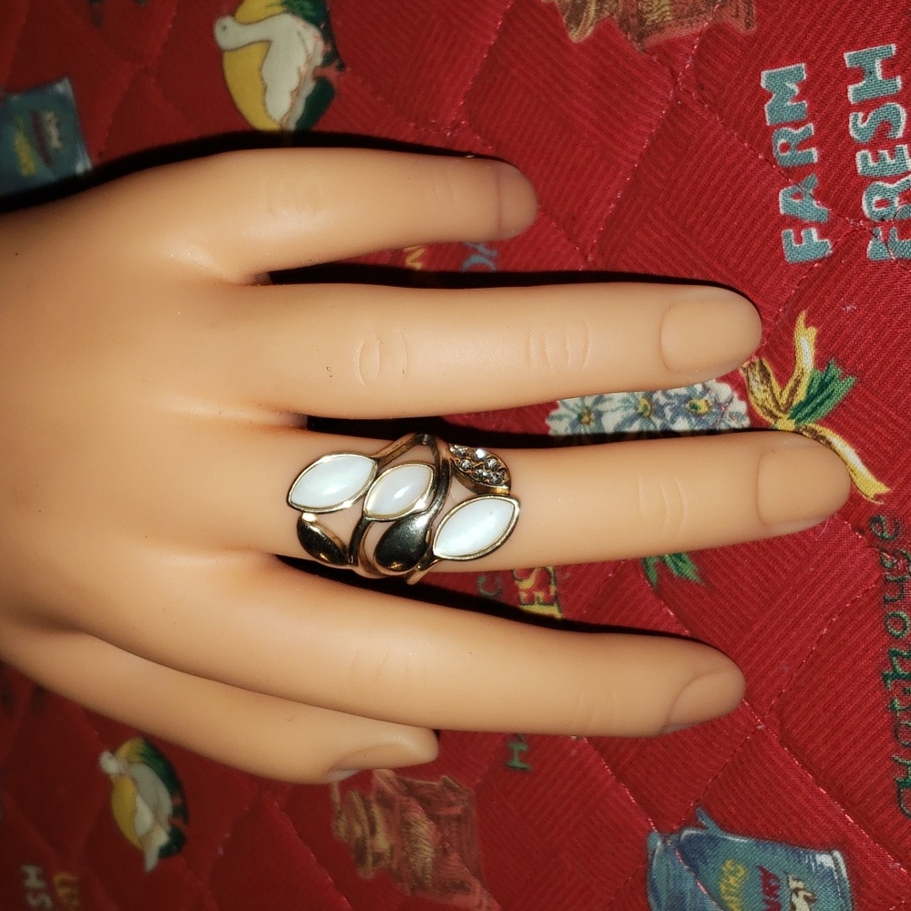 White Stone Leaf Ring